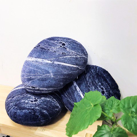 푹신한 조약돌 쿠션🪨🤘😴
푹신 푹신한 조약돌 모양 쿠션이에요. 
생긴 것만 보면 아파보이는 데, 실제로는 아주 말캉 말캉 하다고 해요.