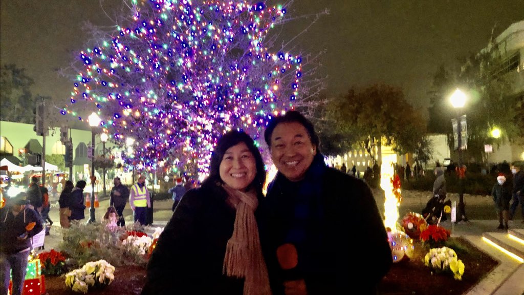RHandaNBC's tweet image. Enjoyed MCing  #MtView #Holiday #Tree Lighting ceremony and seeing people having fun including my sister Suzie. And the answer to most common question I heard: it’s a COAST LIVE OAK #HappyHolidays