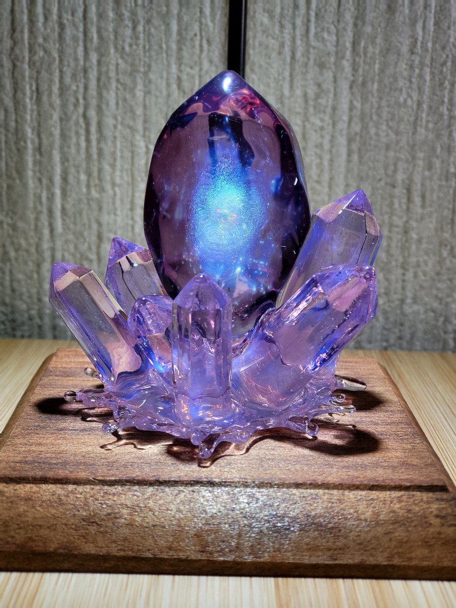 smellascoffee's tweet photo. GlassPlanetのガラス作品「宇宙の大結晶」が届きました。何とも言えない幻想的な作品で、まさに宇宙の結晶といった感じです。写真だと青い星雲に見えますが、実際には白っぽく見えますね。
まどか「わー！でっかいソウルジェムやーーーん！！」w
#GlassPlanet #まどマギ #クリスタル #ガラス #星 https://t.co/JiFbIYWtR2