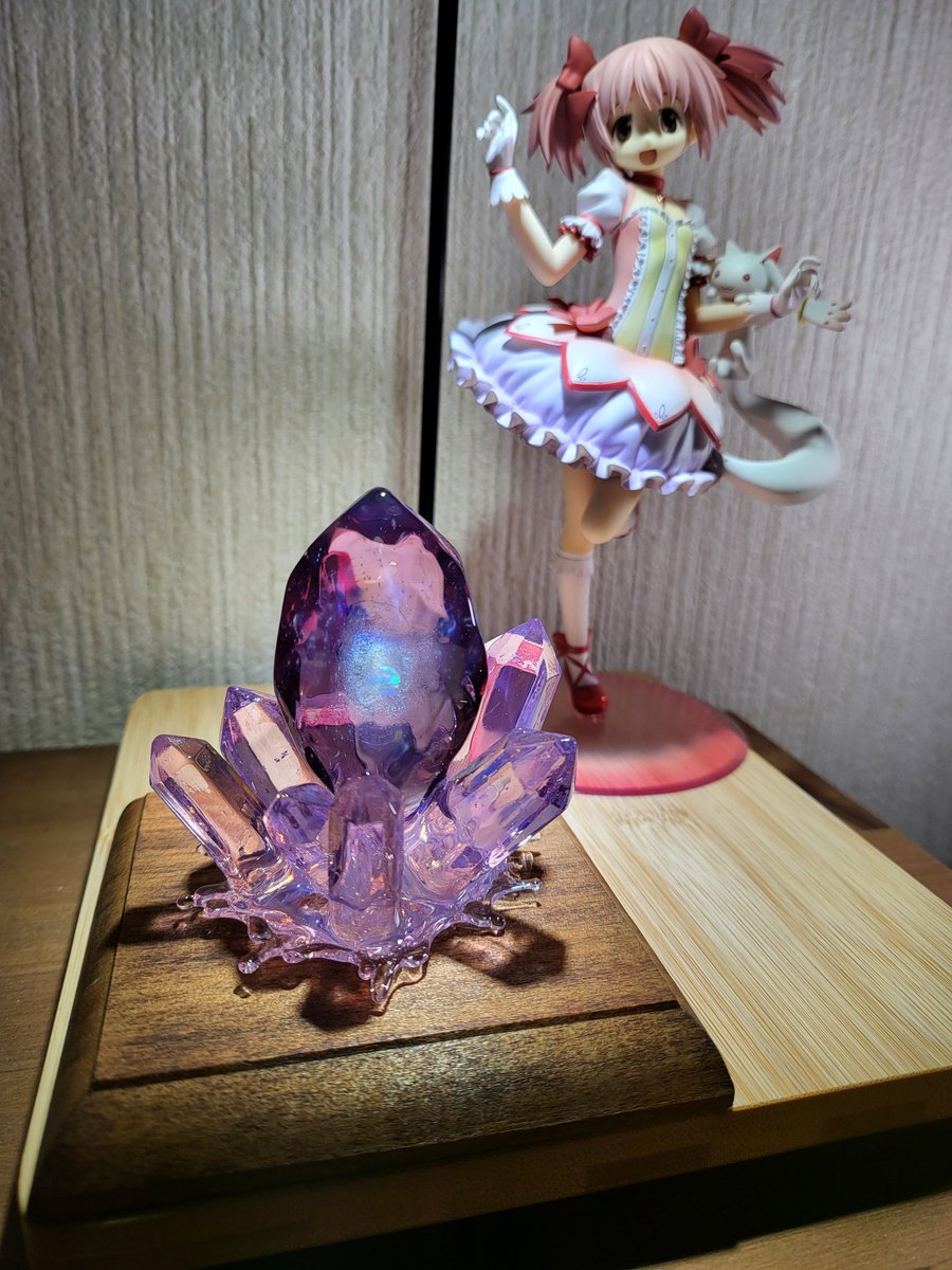 smellascoffee's tweet photo. GlassPlanetのガラス作品「宇宙の大結晶」が届きました。何とも言えない幻想的な作品で、まさに宇宙の結晶といった感じです。写真だと青い星雲に見えますが、実際には白っぽく見えますね。
まどか「わー！でっかいソウルジェムやーーーん！！」w
#GlassPlanet #まどマギ #クリスタル #ガラス #星 https://t.co/JiFbIYWtR2