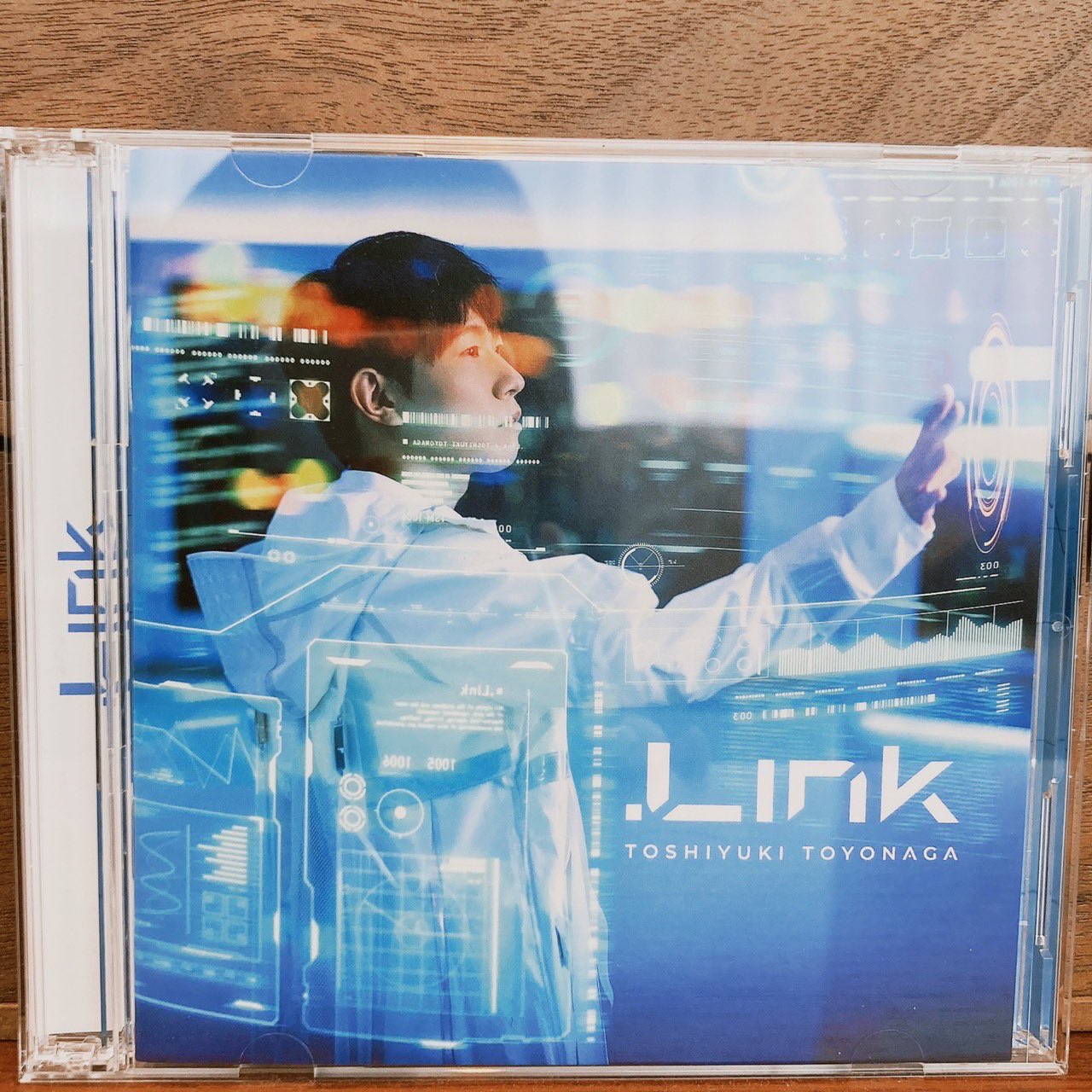 花澤香菜 豊永利行君のニューアルバム Link 本日発売です 私が作詞を担当した楽曲 おまじない よろしくお願いします としくんの楽曲 花 とあわせて聴くと世界が広がりそう T Co Ldmez8bqmi Twitter