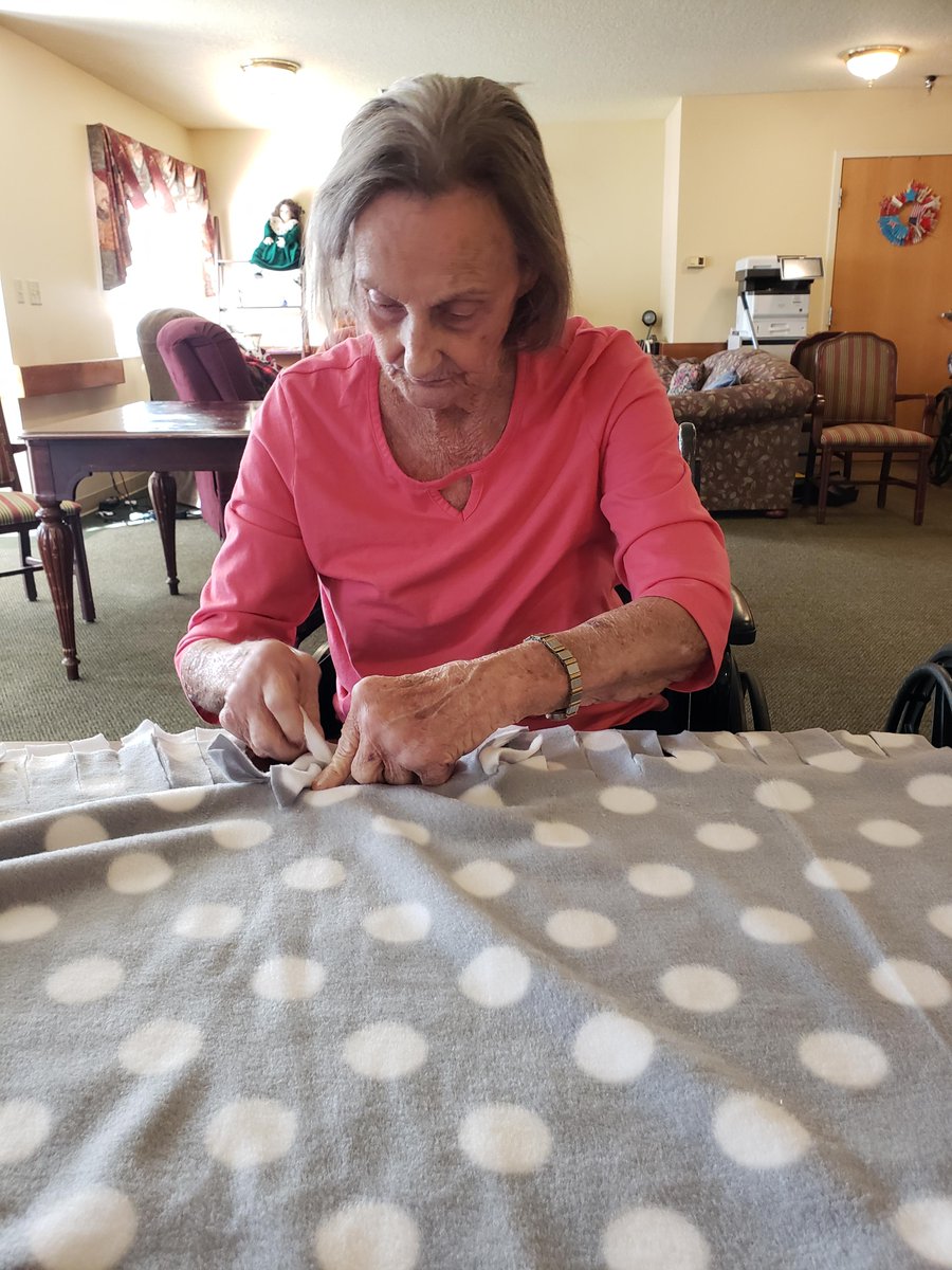 CoveredBridgeHC's tweet photo. Residents on our Legacy Lane recently crafted fleece blankets to be donated to The Anchor House of Jackson County. #HopefortheHolidays #TrilogyLiving https://t.co/fnBOKjZ0DK
