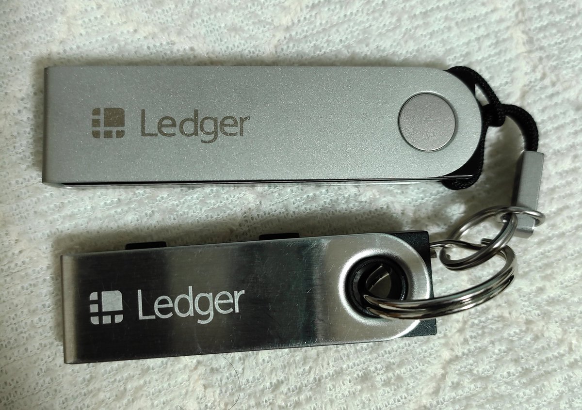 cryptorchard's tweet photo. 数年前に買ったNANO Sと今回のNANO X並べてみた。X結構ごついのね。 https://t.co/gBTidc74tf