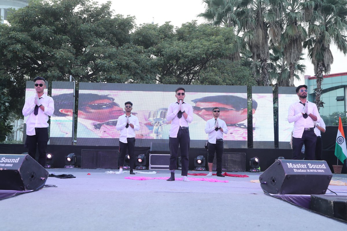 svietofficial's tweet image. SOMETIMES WITH NO EXPRESSIONS YOU CAN WIN HEARTS ❤️ AND THAT&apos;S WHAT THE BOYS OF SVGOI DID....
Lazy Dance Performance given by our craziest boys entertained everybody with their witty dance moves.
#FreshersParty2021 #campuslife #campusfun #freshers2021 #friends #dance #lazydance