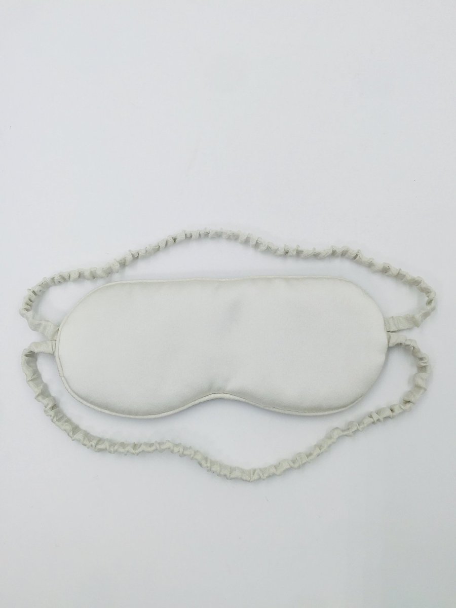 Hellen_Li_'s tweet photo. New design silk eye mask, two elastic silk band.
We export to all over the world. 
Please contact us for more information.
whatsapp: +86 15689701822
email: hellen@glorysilk.com
#mulberrysilk #silkeyemask #silkeyepatch #silkfabric #silkeyemaskdoubleband #silkeyemasktwoband https://t.co/sVytUCpMLL