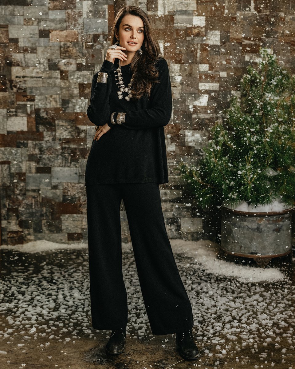 doubledranch_'s tweet photo. From statement pieces to staples, the Cashmere Core collection is luxury you can love for life.
.
.
.
πΈ: @mitchellfranz
#ddr #doibkedranch #cashmere #cashmerecores #wardrobebuilders #holidayfashion #winterfashion https://t.co/WgUJ37ddlT