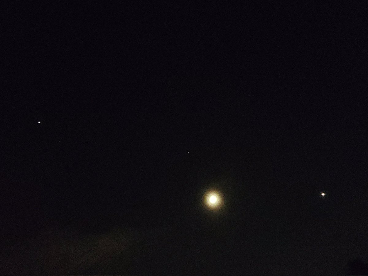 nikgregory's tweet photo. From left to right ... east to west. Jupiter,  saturn(the speck), moon, Pluto (hiding in Venus' light) and Venus.   Space... you can't explain that! https://t.co/KtfEE7DuBQ