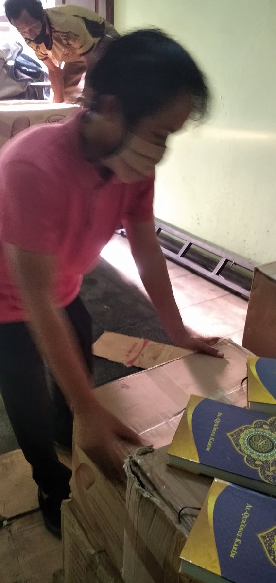 maman1965's tweet photo. Allah itu Maha Maha Luar Biasa Kasih dan Sayangnya, bekerja dengan caraNya. Pagi ini ngepak2 utk kirim 350 Al Quran -- selain Alkitab dan buku2 -- eh langsung dtg mobil membawa 15 kardus @ 50 Al Quran lagi. https://t.co/Uuh2S23Bkw