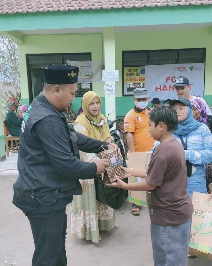 Mari kita Bantu Saudara kita yang Sangat Membutuhkan dengan Berpedoman kepada "Kebutuhan Mereka bukan Keinginan Kita 🙏🤝"

Salam Tangguh
Salam Kemanusiaan

#santrisiagabencana #santrinusantara #erupsisemeru #gunungsemeru #lpbinu #lpbinukabmalang #numalangpeduli #nupeduli