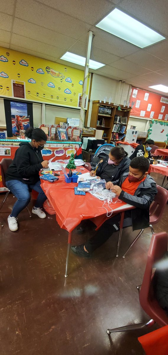 sci4eva's tweet photo. @RMSLions JSRMS Title 1 Christmas Literacy Night was packed with information,  engaging family activities, resources, prizes and live entertainment  and fun for the entire family. A big "Thank You" to everyone!! https://t.co/kGOA9sCUjt https://t.co/xfeD1sacnj https://t.co/Ua5PEluGoJ