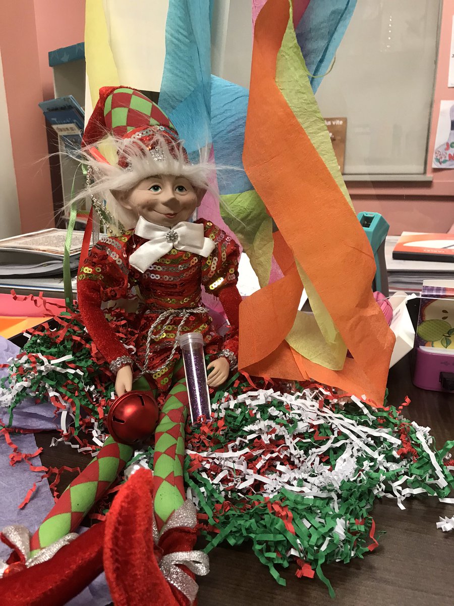 JDaniel_M's tweet photo. Le lutin est de retour à notre école. C'est magique voir les yeux des élèves le matin afin de découvrir quelle classe a eu une visite. #plaisirdenseignant #dsfno #mgrlang https://t.co/U5r4QdQIIX