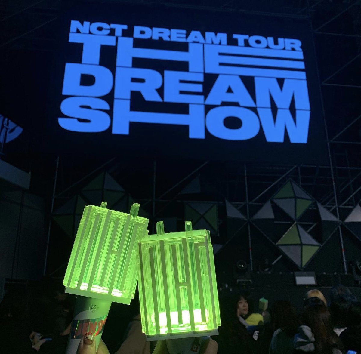 ⠀🜲   #𝕋𝕙𝕏𝕋   *   neɯ  .   .   єνєηт   /   𝕦𝗉 ❄️  𝐝𝐚𝐭𝐞   :

Los más maknaes más bonitos nos escapamos de la teamcasita para disfrutar del #MGCDREAMSHOW, no nos íbamos a perder la oportunidad de verlos y bailar junto a ustedes, mucha suerte, los estaremos apoyando ¡!