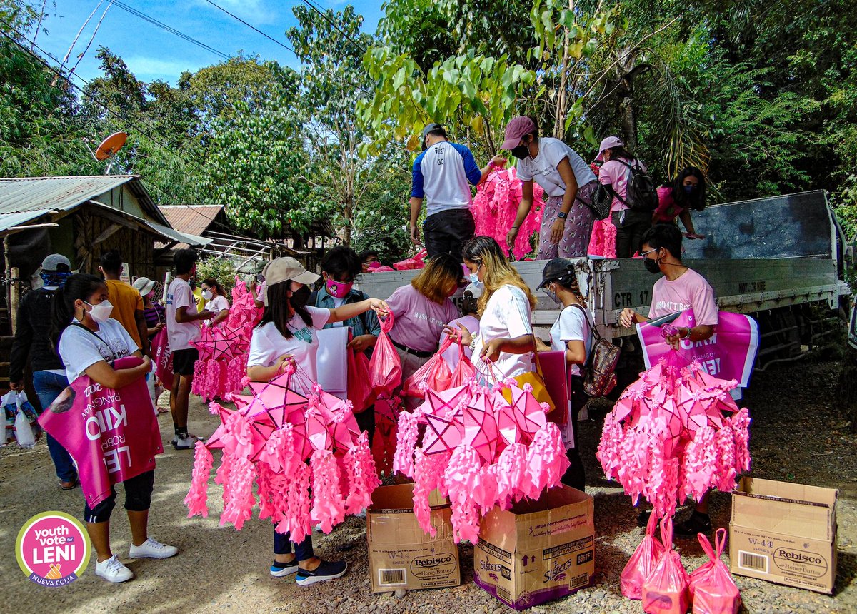 rapplerdotcom's tweet photo. LOOK: Youth Vote For Leni-Nueva Ecija launched its "Pink Paskuhan" on December 4 by distributing pink lanterns, gift packages, and bags of goods to residents of San Jose City, NE. #PHVote #WeDecide | via @pnsoriano 

📷 Youth Vote For Leni - Nueva Ecija Chapter https://t.co/B02lVYufXi