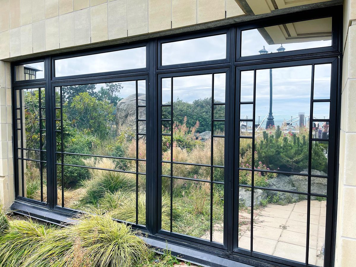 We felt privileged to work on the beautiful <a href="/boathousespa/">boat-house</a> at @oakbaybeachhotel (#1 top hotel in Canada &amp; #19 in the world @cntraveler) They now enjoy luxurious one-way privacy solar window film✨
#yyj #victoria #relax #privacy #luxury #comfort #oceanview #seasidepool #mineralpool