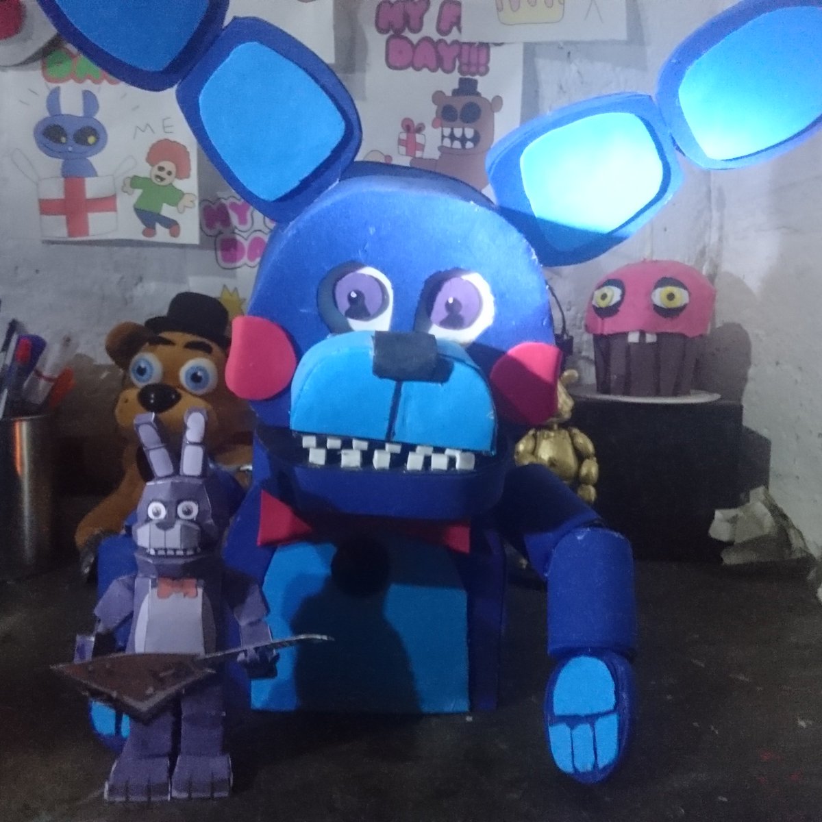 Pablo_2007_Fer's tweet photo. Papercraft de #Bonnie #FNaF #FNAFPF #fnaffanart #BonnieTheBunny #DIY https://t.co/tZwrGTH3vJ