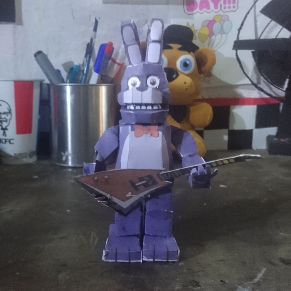 Pablo_2007_Fer's tweet photo. Papercraft de #Bonnie #FNaF #FNAFPF #fnaffanart #BonnieTheBunny #DIY https://t.co/tZwrGTH3vJ