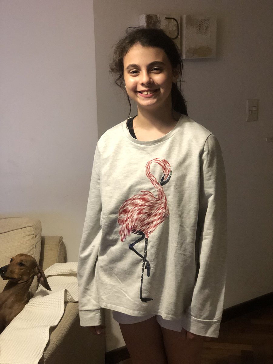 agustinazub's tweet photo. Ok. Mi ahijada de 10 acaba de heredar un buzo que yo usaba a los 21. Y le queda mejor que a mi 💘 https://t.co/rFmjijvvUv