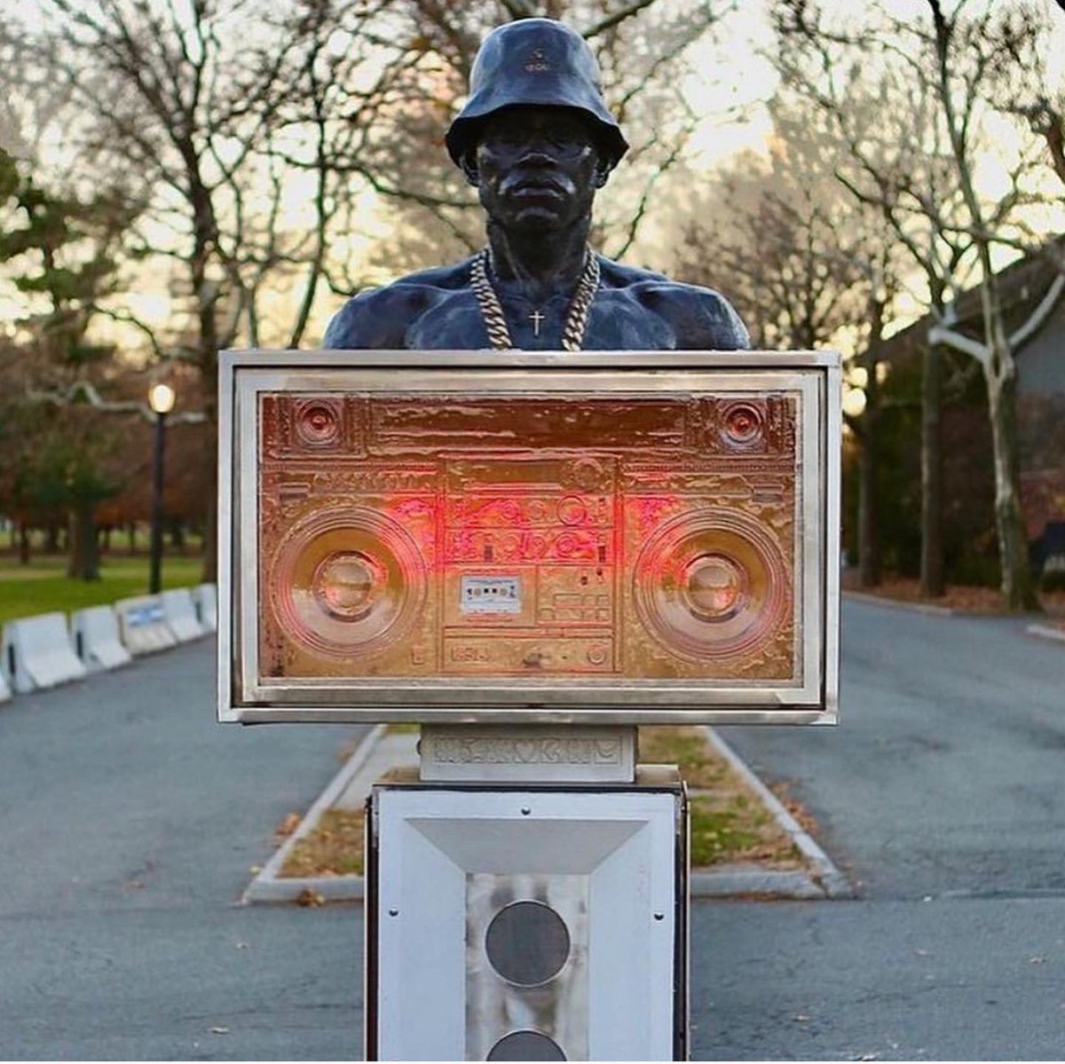 RockTheBells's tweet photo. .@LLCOOLJ Honored With A Statue In His Hometown of Queens 🏆🌹
Read the full story ⏩: https://t.co/yDXNbnpW7w https://t.co/3ODekUzCE6