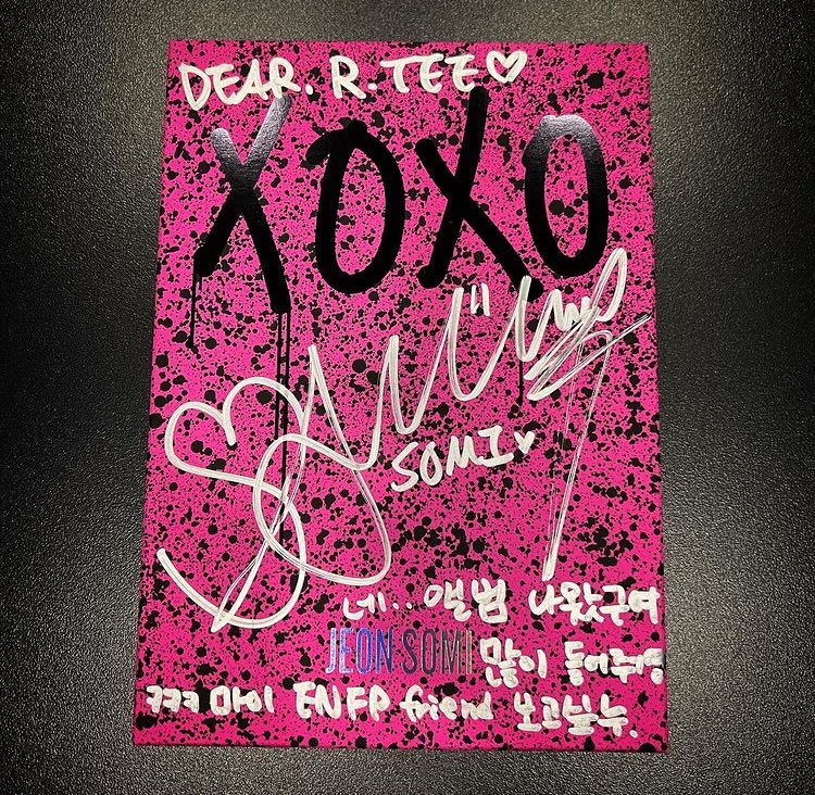 BLACKLABEL_only's tweet photo. [IG UPDATE]

#Rtee received signed XOXO album and message from #SOMI 

#JEONSOMI #THEBLACKLABEL #TBLfam🖤 https://t.co/o4MkLYNDhg