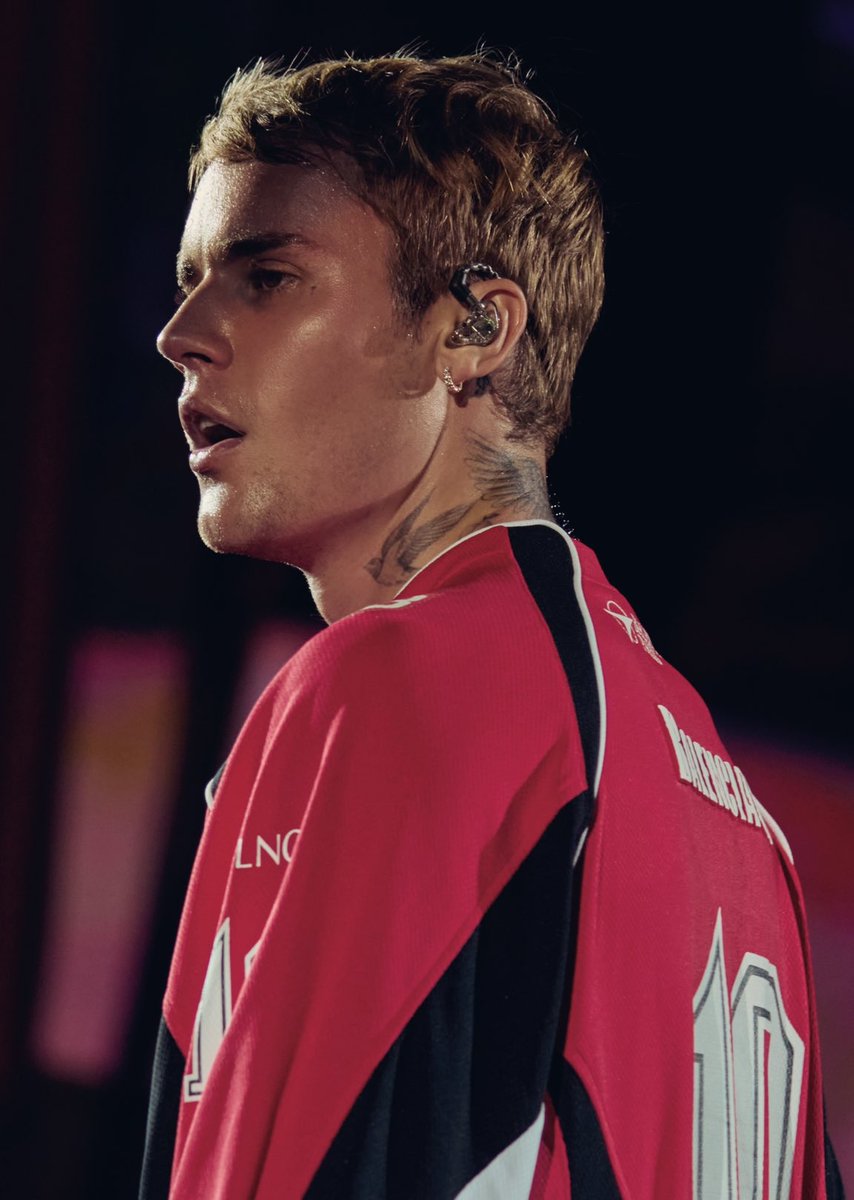 Justin Bieber looks so hot