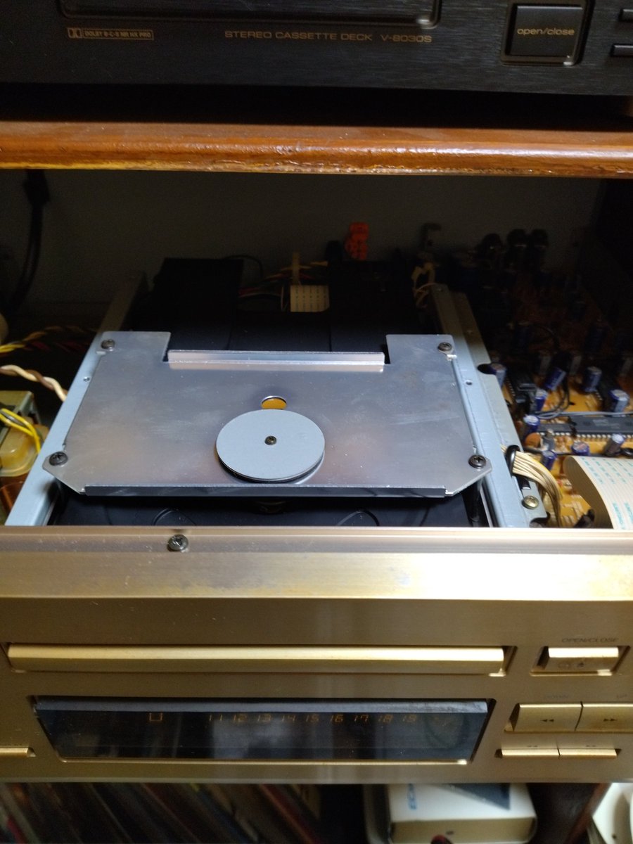 gogogo1111gogo's tweet photo. オンキョーのCDプレヤーC725調子悪いから分解したら治った?ついでにフロントパネルを洗ったら綺麗になった
#オンキョー
#C725 https://t.co/hAqIZzY07a