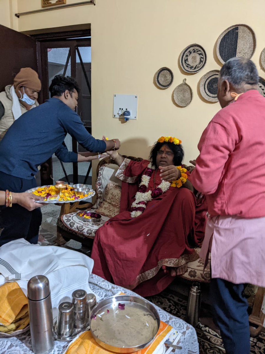 trivedisn's tweet photo. अहो भाग्य हमारे जो महाराज जी(श्री कौशिक जी महाराज)हमारे निज निवास पधारे।भक्ति मय ज्ञान वर्धक आशीर्वाद प्राप्त हुआ सतगुरुदेव के बारे में काफी चर्चा हुई।हरिओम। https://t.co/WkAonoS8NE https://t.co/KYlabCOJk2