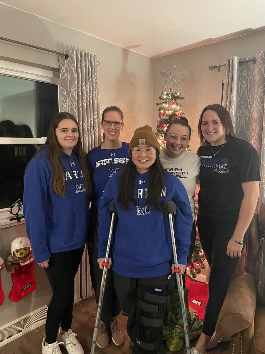 MarianSoftball's tweet photo. Took a nice break from finals to spend time together before heading home for the holidays🎄 https://t.co/z9KapvqxAt