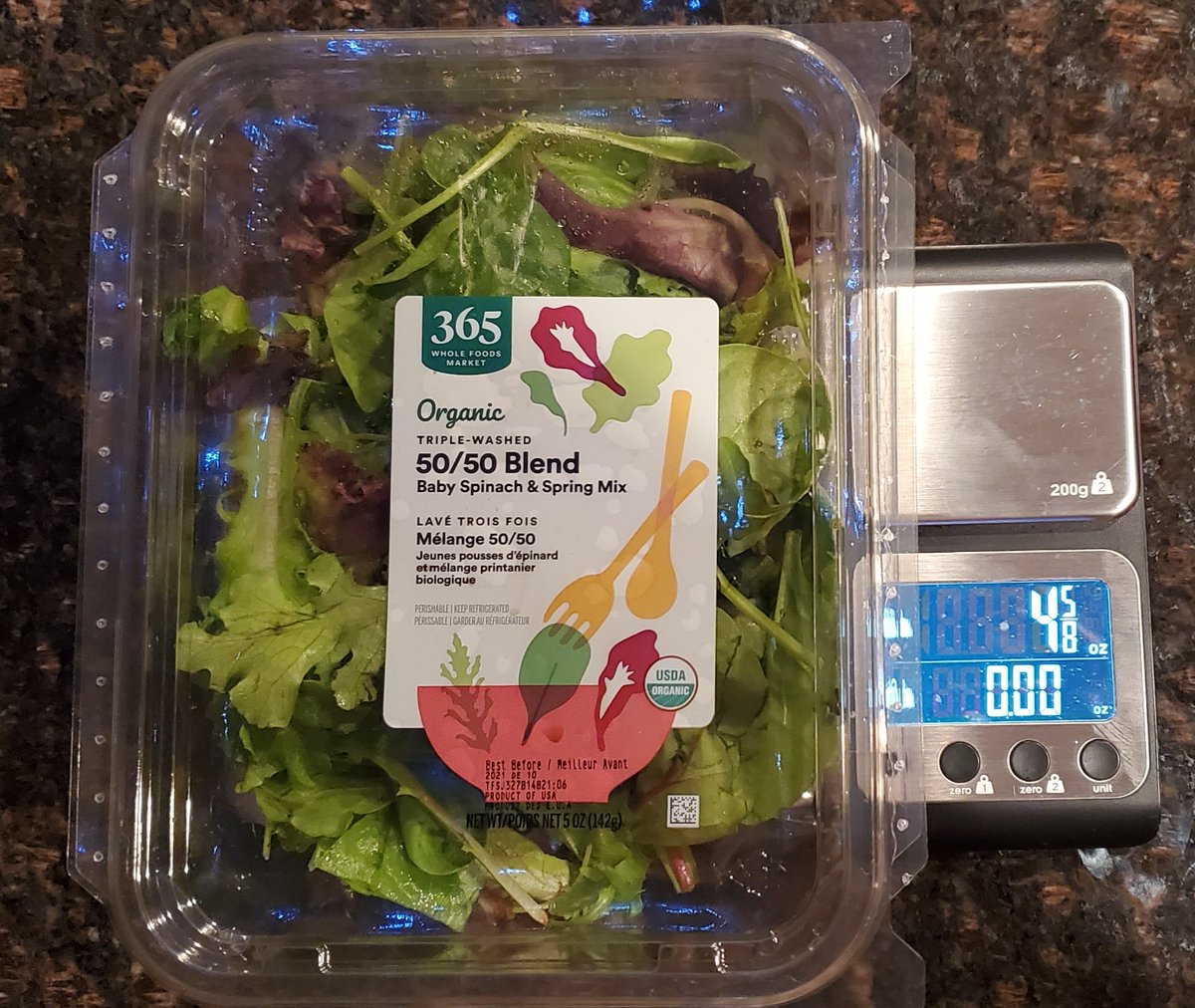 CakeBint's tweet photo. @WholeFoods 5 oz? Just look at the gross (4⅝ oz) vs net (2¾ oz) weight of your 5 oz of 50/50 blend &amp; take the shame.

#notevenclose #ripoff #fwp https://t.co/c57bk8Vx4q