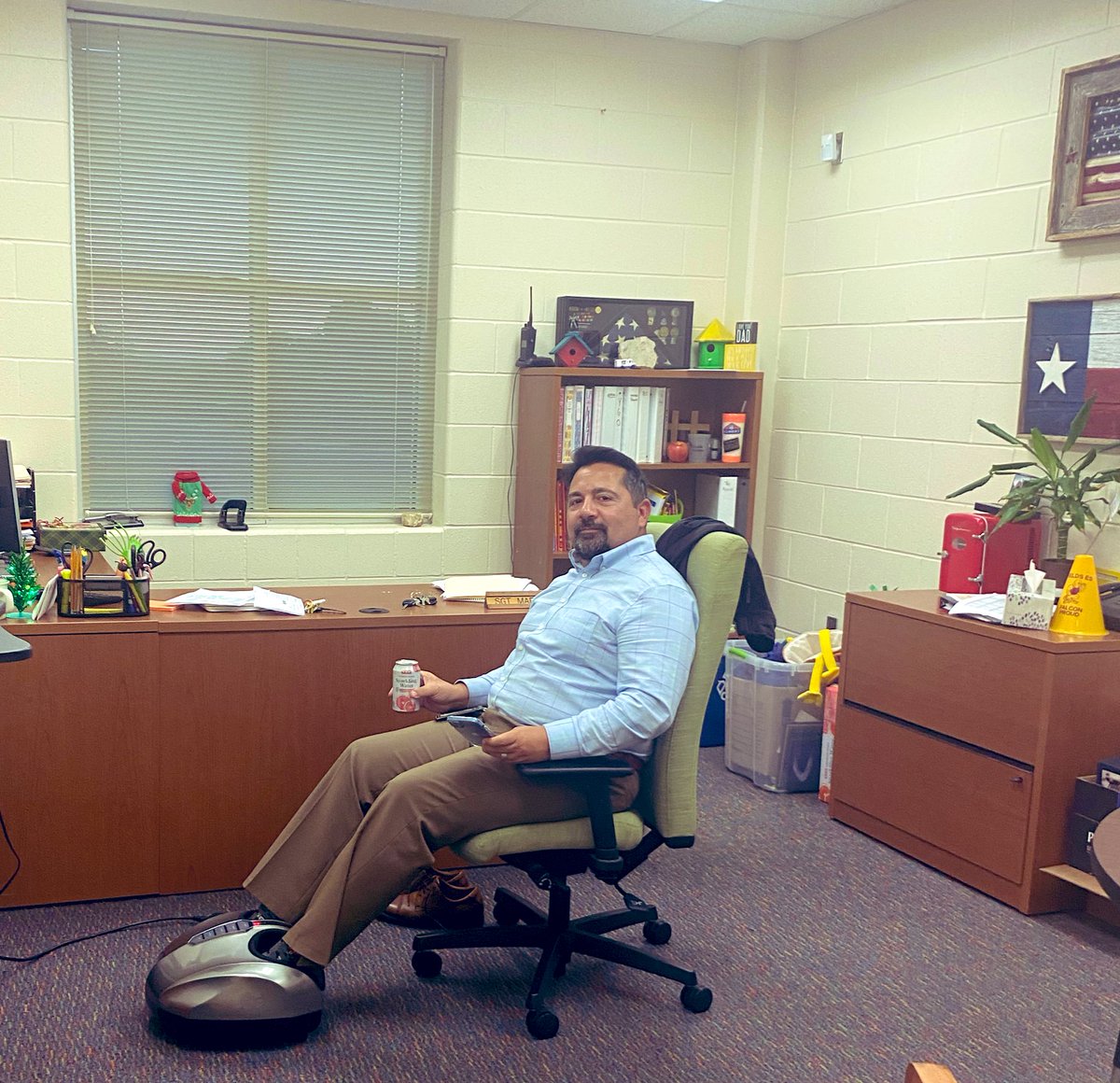 rebecca_resop's tweet photo. Even amazing APs need βme timeβ π€£ #WorkhardPlayhard #AmazingAP @NISDFields @RMartNISD https://t.co/51um9cxwPF