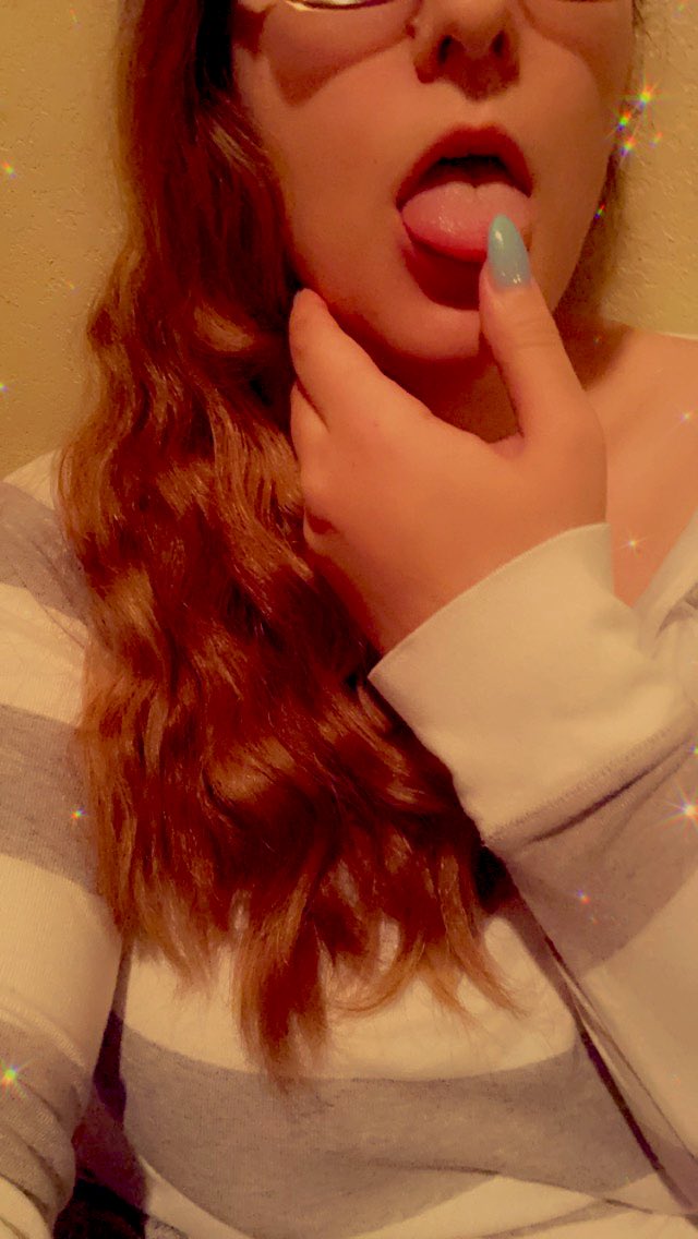 unicorn_u_need's tweet photo. I got glow in the dark nails. They look perfect around your clit babe https://t.co/UgEX94cFQT