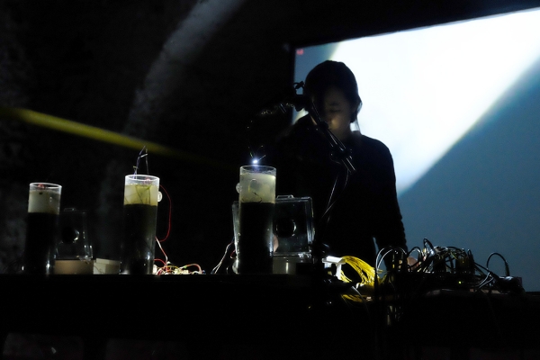 <a href="/Sabina_Ahn/">Hyoju Sabina Ahn</a> 미시적인 입자 또는 데이터를 인간의 감각기관으로 변환하는 작업에 초점을 두고 있으며, 인간과 비인간생명체 그리고 테크놀로지와의 다층적인 관계를 탐구한다. 미시적 관점에서의 생명의 움직임과 현상을 데이터로 측정하여 오디오비주얼, 사운드 퍼포먼스, 인스톨레이션등의 형태로 표현한다.