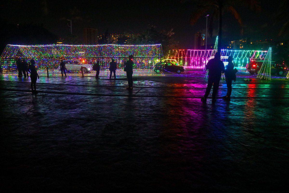 🎉 Ven a disfrutar en familia del “Recorrido de luces navideñas” en #MalecónTajamar, la entrada es libre. 📅 A partir de hoy y hasta el 30 diciembre, esta hermosa experiencia de luces en #Cancún, te estará esperando a ti y a toda tu familia, cuidando las #MedidasSanitarias.
(1/2)