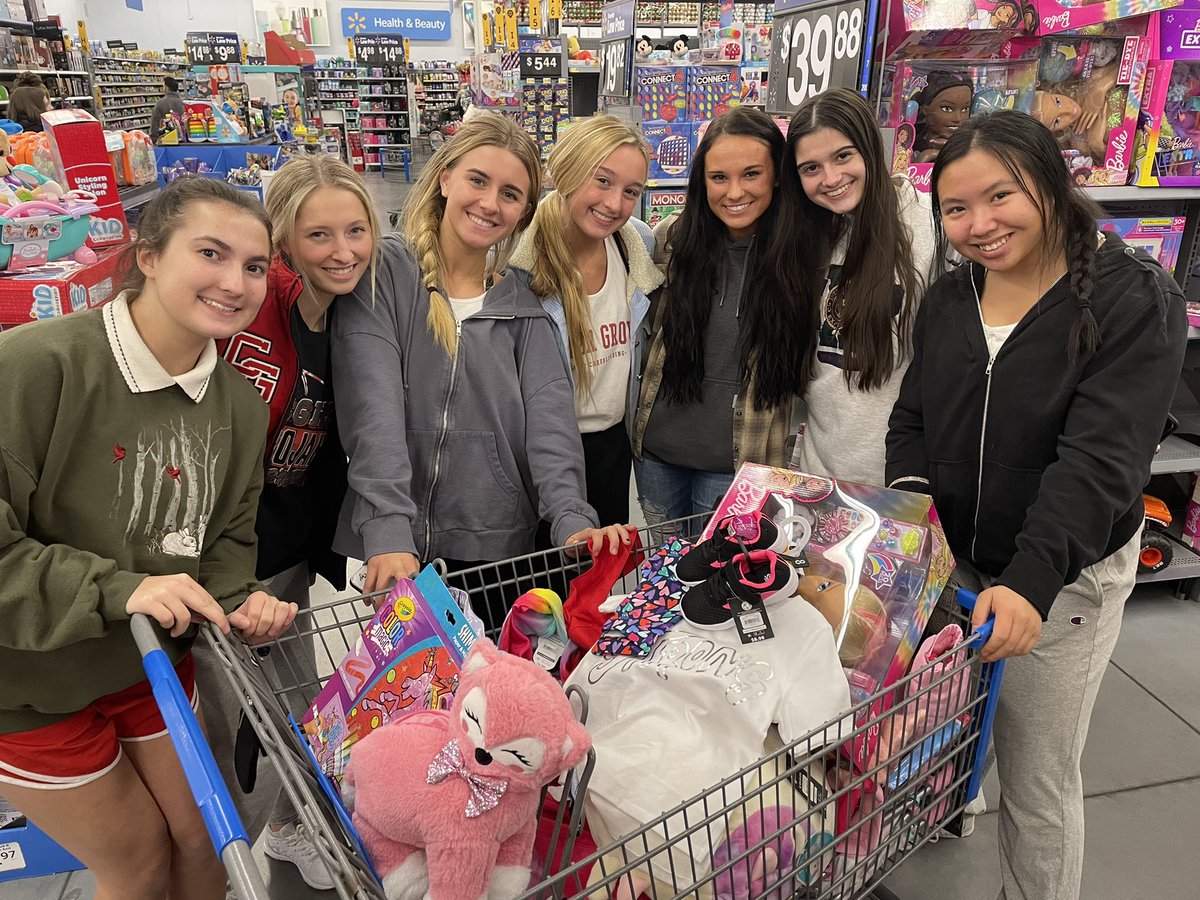 CGHSCHEER1's tweet photo. The gift of giving is always one of the greatest gifts! Our CGHS Cheerleaders enjoyed shopping for our Christmas Angels today! We can’t wait for next week when we get to wrap! 🎁🎅🏻🌲 https://t.co/WRAmvb4QxU