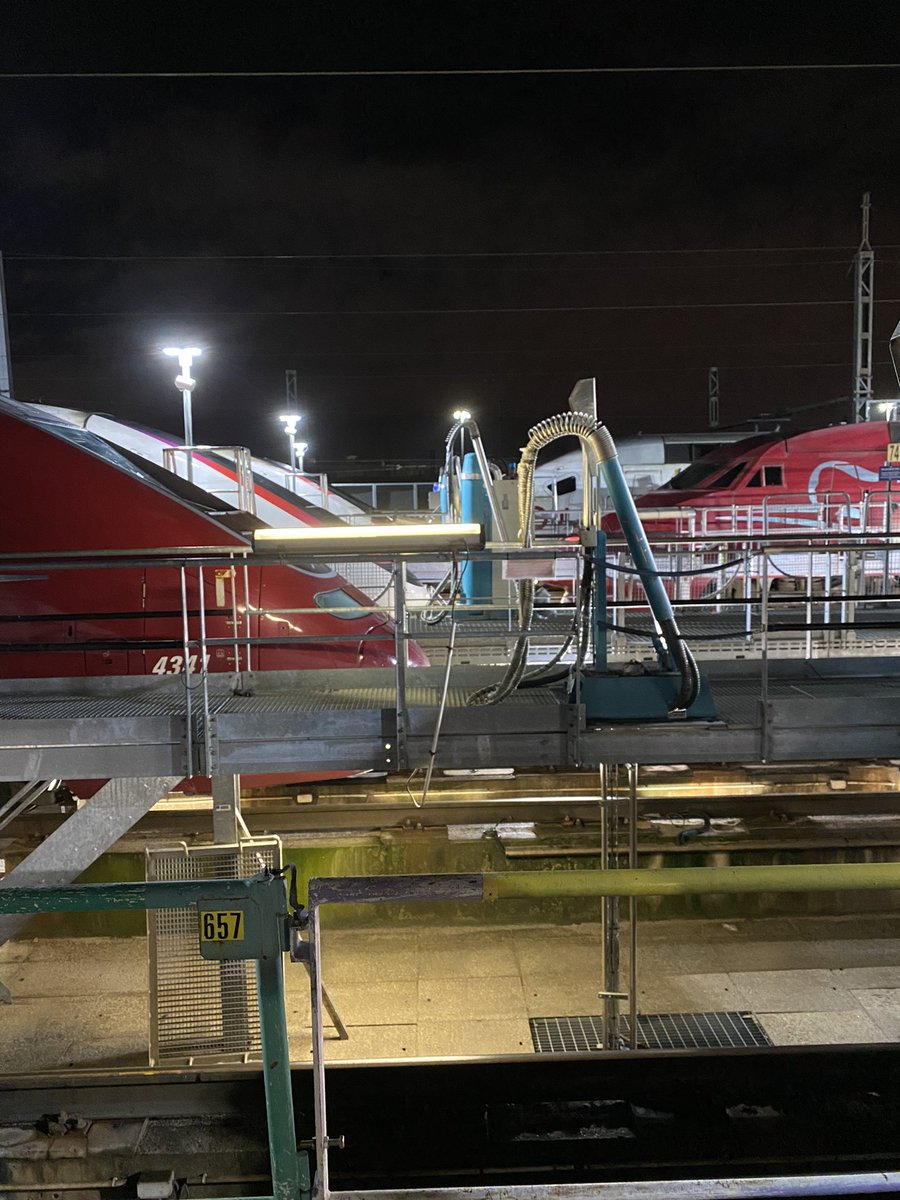 Stephane_SNCF's tweet photo. Jour et nuit 365j par an les agents du matériel vérifient le matériel roulant. A distance ou en technicentre nous intervenons pour vous garantir de voyager en toute sécurité. Avec un très haut niveau de fiabilité. 
#CalendrierDeLavent @LaTeamTrain
#j8 https://t.co/7n3mmJla37