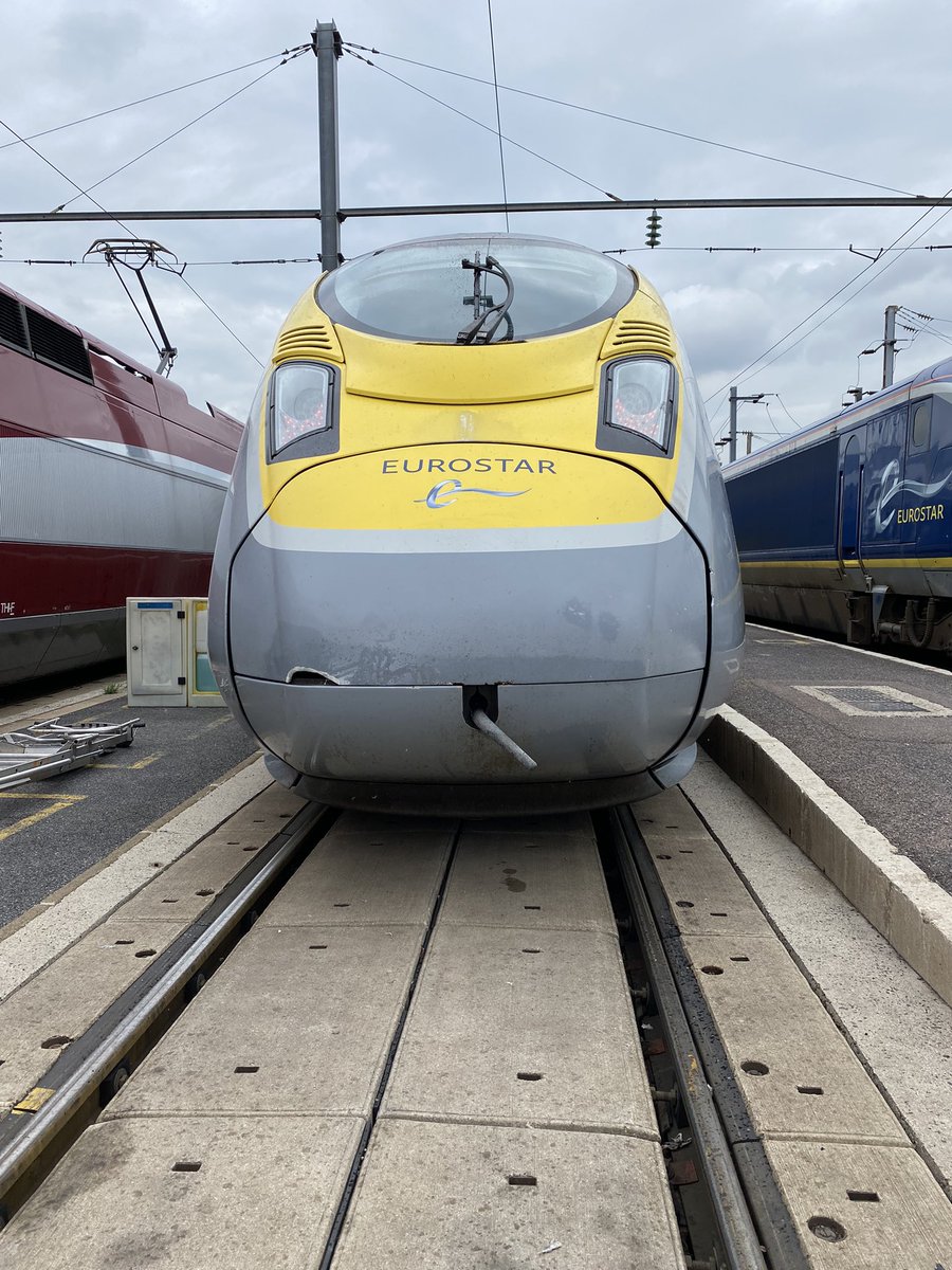 Stephane_SNCF's tweet photo. Jour et nuit 365j par an les agents du matériel vérifient le matériel roulant. A distance ou en technicentre nous intervenons pour vous garantir de voyager en toute sécurité. Avec un très haut niveau de fiabilité. 
#CalendrierDeLavent @LaTeamTrain
#j8 https://t.co/7n3mmJla37