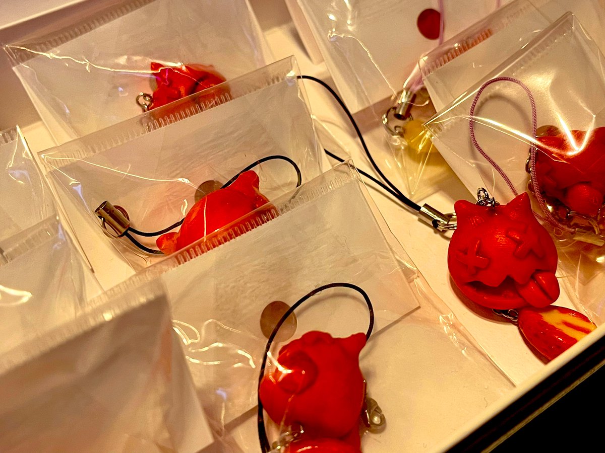 enocinoco's tweet photo. 実はコロナ前にコラボで作ったつなげて遊べるポチくんとフェイクスイーツのストラップがイベントボックスから出てきたので
これも持っていきますね( ・∇・) https://t.co/FVRCrNFXvw