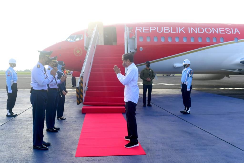 Saya berkunjung ke Kab. Sintang, Kalimantan Barat hari ini untuk meresmikan bandara, meninjau pembangunan tanggul pengendali banjir dan menyerahkan bantuan sosial kepada 
warga terdampak banjir, serta menanam pohon bersama masyarakat di satu kawasan Daerah Aliran Sungai.