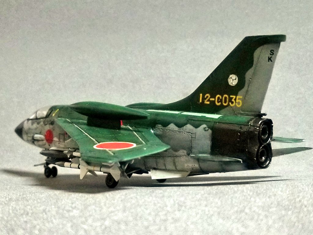 ne5596's tweet image. 1/72 ハセガワA-7AコルセアⅡ改造
三菱A10M　二十試艦上戦闘機
61式艦上支援戦闘機&amp;lt;瞬風&amp;gt;　完成

前回の和製シービクセンに続き和製EEライトニングをコンセプトに三菱F1や同世代機を参考に組み合わせた超音速艦上戦闘機です
デカールは戦車や1/48航空機のジャンクを組み合わせてます
#架空機 #72lab