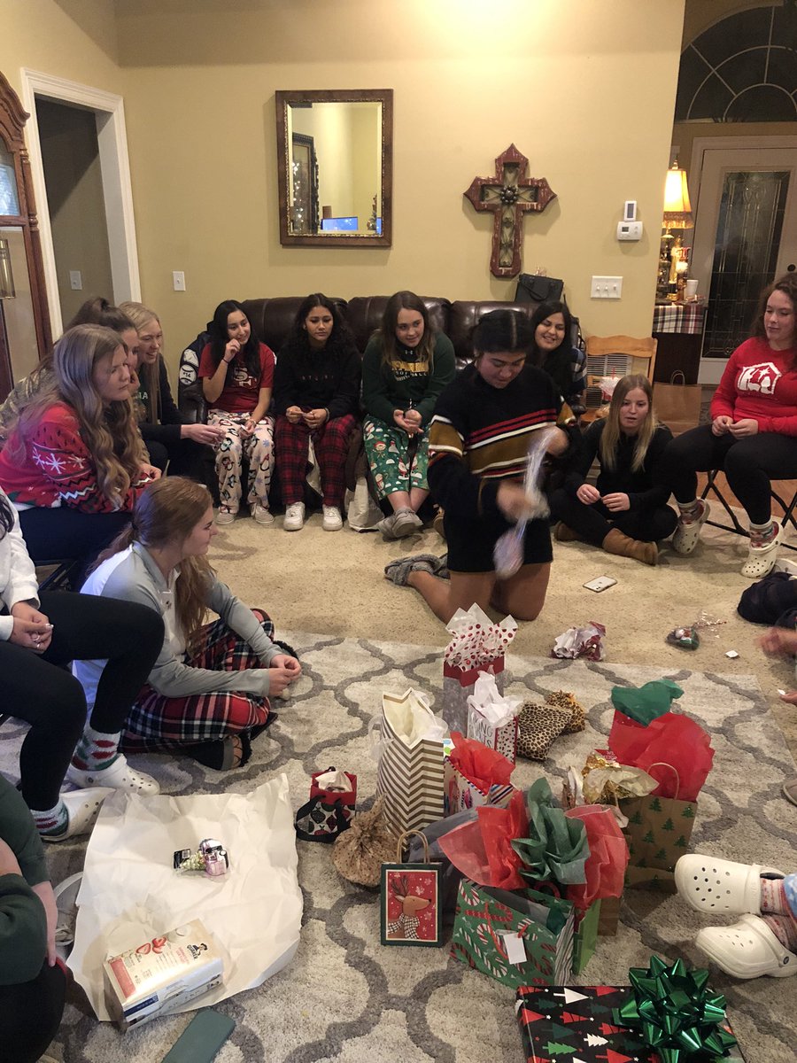 PJCSoftball's tweet photo. 🎄 | CHRISTMAS TIME | 🎄

Big thank you to the Richardson’s for hosting us for dinner tonight! The girls had a blast with the ornament exchange! Check out who won the most fitting ornament! 👏🏼 https://t.co/msceBOuFqt