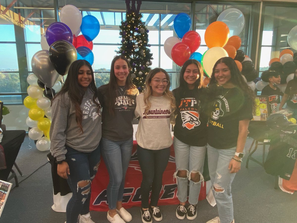 Warren_Softball's tweet photo. Signing day for our 5 seniors was a success! We are so incredibly proud of this group and everything they are going to accomplish! 💜🥎🖤 https://t.co/NxtbbWBdIc