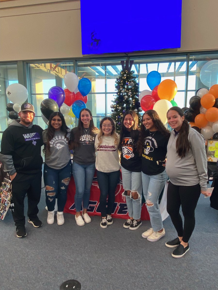 Warren_Softball's tweet photo. Signing day for our 5 seniors was a success! We are so incredibly proud of this group and everything they are going to accomplish! 💜🥎🖤 https://t.co/NxtbbWBdIc