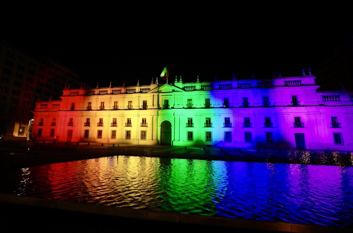 NotiBLOficial's tweet photo. 🚨VIVAN LOS DERECHOS🚨

🇨🇱❤️🏳️‍🌈

El Palacio de la Moneda (Sede precidencial) se ilumina con los colores de la bandera #LGBTIQ+ en homenaje a la APROBACIÓN del MATRIMONIO IGUALITARIO en #Chile.

#BL https://t.co/77o6Pk4VWq
