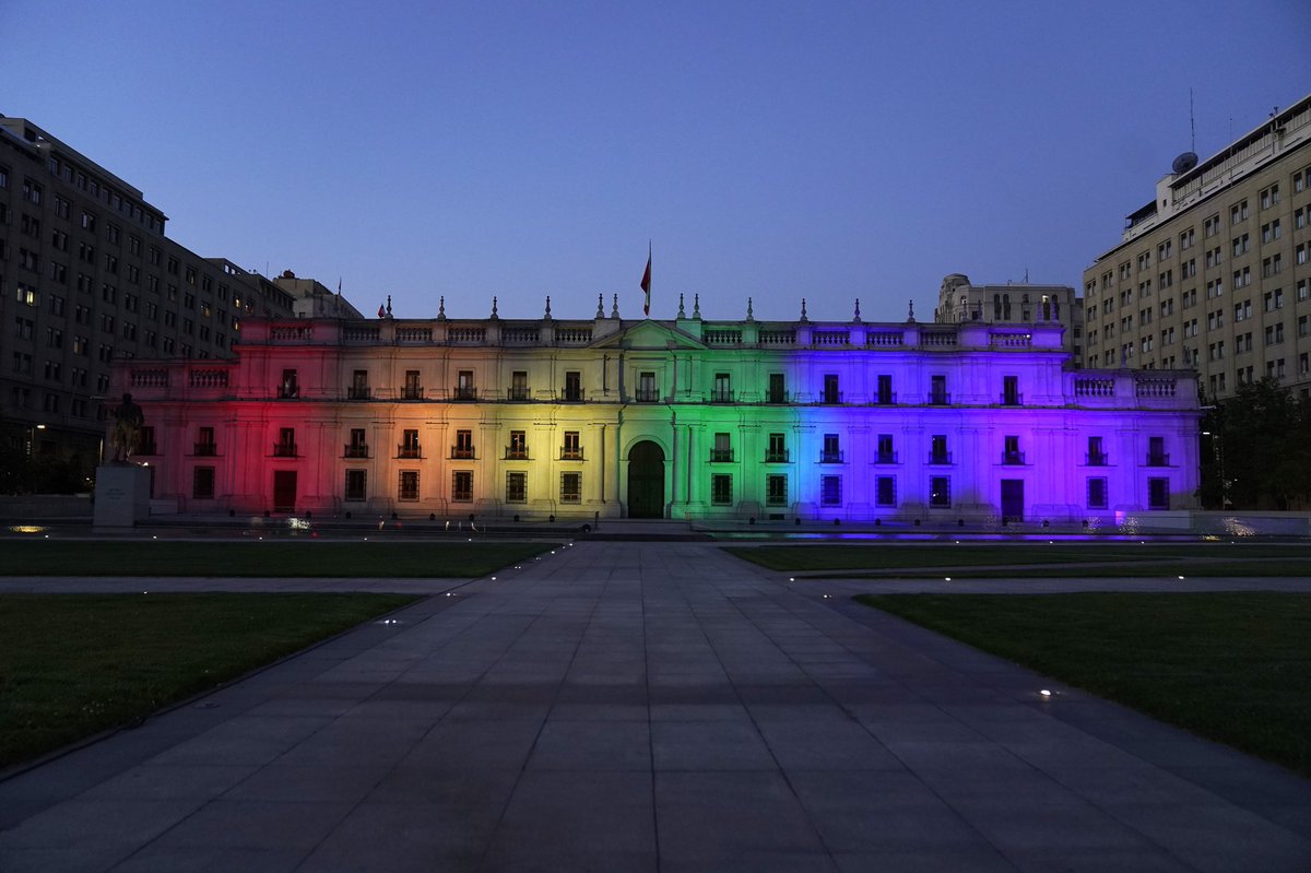 NotiBLOficial's tweet photo. 🚨VIVAN LOS DERECHOS🚨

🇨🇱❤️🏳️‍🌈

El Palacio de la Moneda (Sede precidencial) se ilumina con los colores de la bandera #LGBTIQ+ en homenaje a la APROBACIÓN del MATRIMONIO IGUALITARIO en #Chile.

#BL https://t.co/77o6Pk4VWq