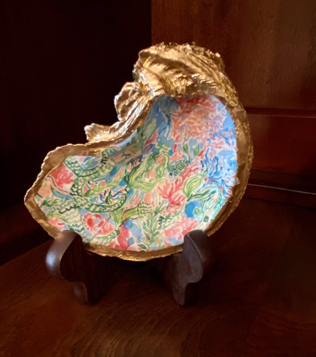 SouthBelleBeth's tweet image. A Special Pick for Mermaid Lovers:  Lilly P. Inspired mermaid printed oyster shell dish.  Handmade from a large shell.  Beautiful home and office decor piece that holds jewelry, trinkets and more.  etsy.me/3y6mGEg

#Lilly #oystershell #shelldish #jewelrydish #handmade