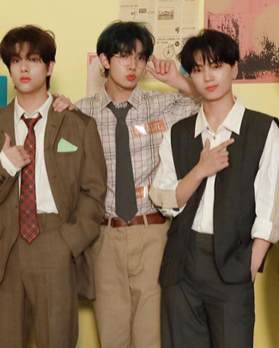 bigiolaf's tweet photo. ☆SEASON'S GREETING☆
~THE TRIO~
♡THE COOLEST HYUNG ♡
🦌🦅🐕
#KQUEST_HEESEUNG
#KQUEST_JAY
#KQUEST_JAKE
#ENHYPEN_MEMBERS
@ENHYPEN https://t.co/Fh3i2pD6FS