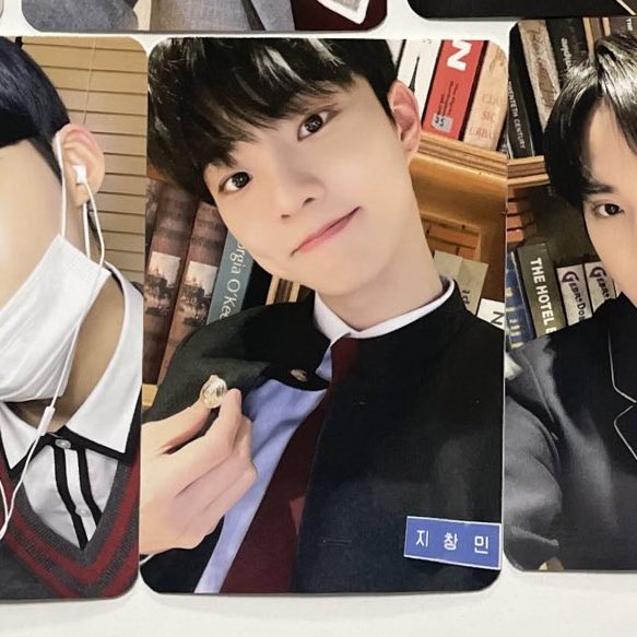 dldhq_'s tweet photo. 데뷔 전에 팬이 생기면 두번째 단추를 꼭 드리고 싶다고 열심히 하겠다던 그 고등학생이 두번째 단추 들고 포카 찍은거 감동 심해 https://t.co/cDx67eqbn5