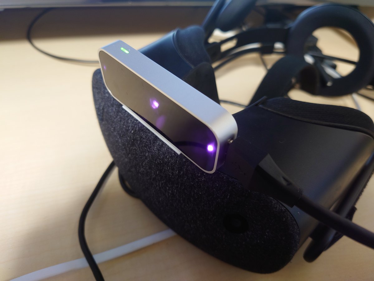 minordaimyo's tweet image. #NeosVR #leapmotion
VRHMDに両面テープを使って張り付けて使っています。
Leap Motionのサイズはフリスクくらい。