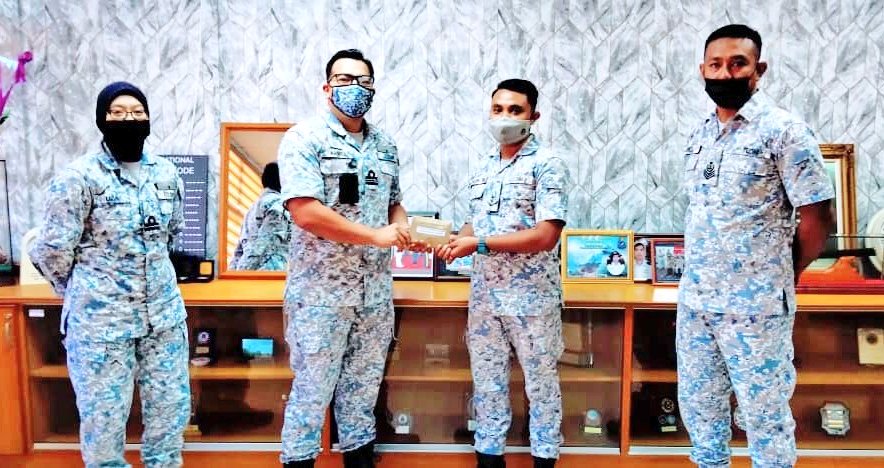SKTLDMsitiawan's tweet photo. Majlis penyerahan sumbangan wang kebajikan kepada LK I PAP Alif yang baru kehilangan ibu tercinta. Semoga dapat meringankan beban dan tabah menghadapi dugaan.

#kebajikan
#moral
#modalinsan https://t.co/dHr9TLBBOX