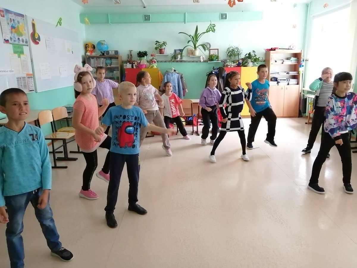 podbel_sch_phvy's tweet photo. 6 декабря в 3 б классе прошёл урок доброты "Учиться вместе". На уроке дети с удовольствием поиграли в игры" Передай движение по кругу", "Сходство - различие", "Снежный ком". https://t.co/uSpvxygjeK