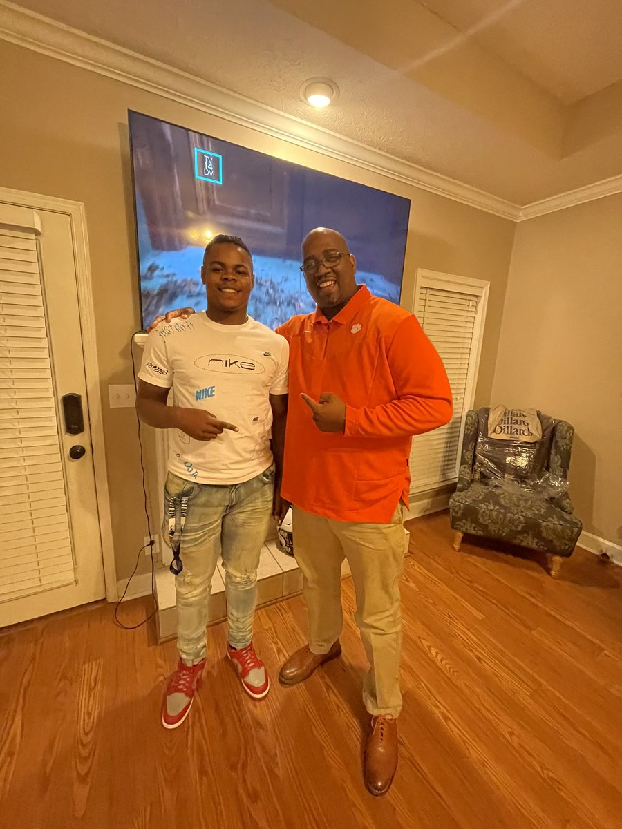 KhurtissPerry's tweet photo. It’s been a great in home visit tonight!! GO TIGERS🐅
Todd Bates

#RIPSHAAD
#LLPerk
@ChadSimmons_ @ClemsonFB_AllIn @247recruiting @pikeroadFB @Madhousefit https://t.co/qGzbLOGh0W